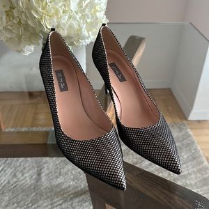 NWOB SJP Metallic Silver & Black patterned pumps